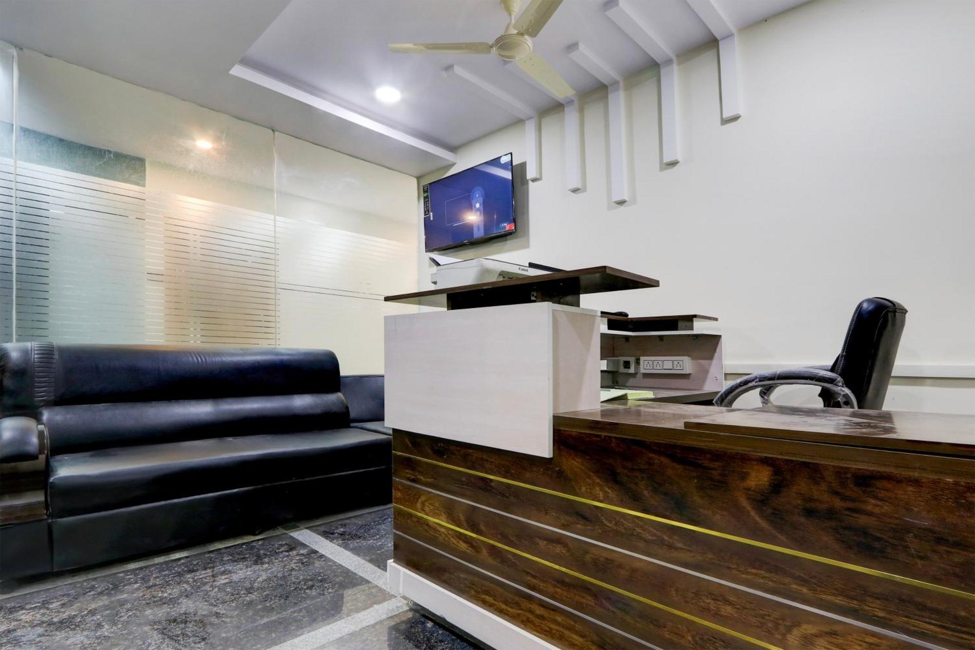 Super Townhouse Nanak Ram Guda Near Waverock Sez Hyderabad Exterior foto