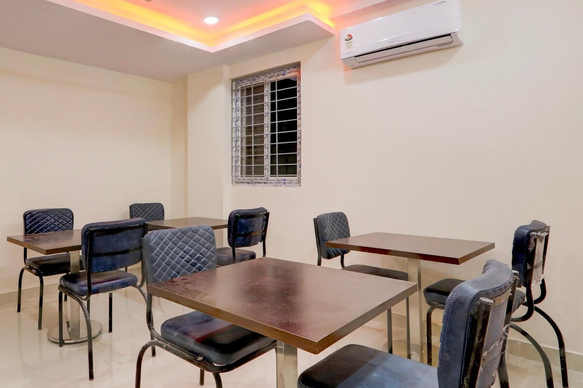 Super Townhouse Nanak Ram Guda Near Waverock Sez Hyderabad Exterior foto